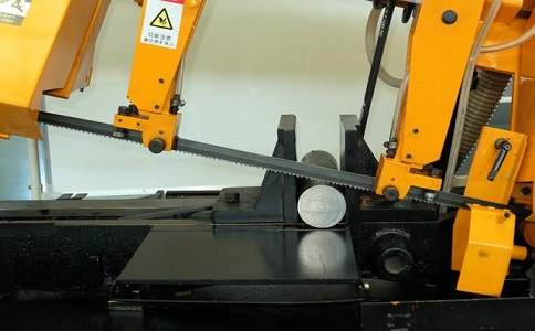 德安数控带锯床自动送料精度会出现偏差吗？